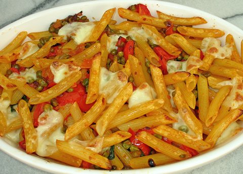 Überbackene Nudeln mit Mozzarella und Erbsen (Pennette al forno con mozzarella e piselli)