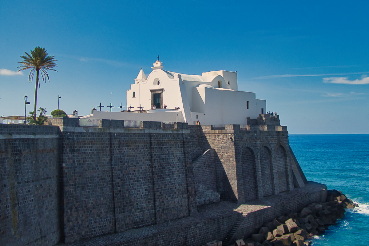 Die Chiesa del Soccorso in Forio, Ischia (© poortanapoli.com)