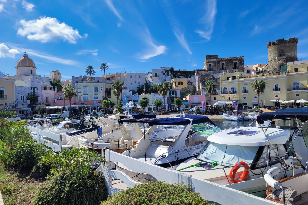 Hafen von Forio auf Ischia (@ portanapoli.com)