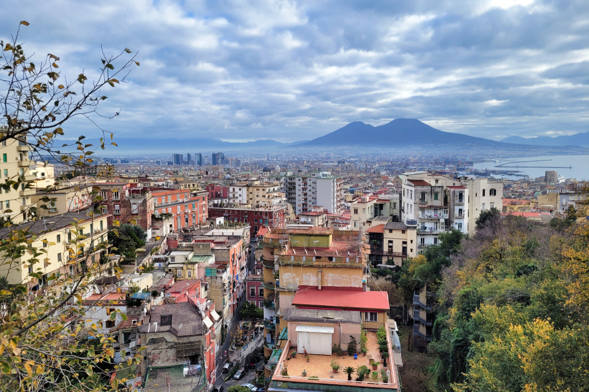 Neapel mit Vesuv (© portanapoli.com)