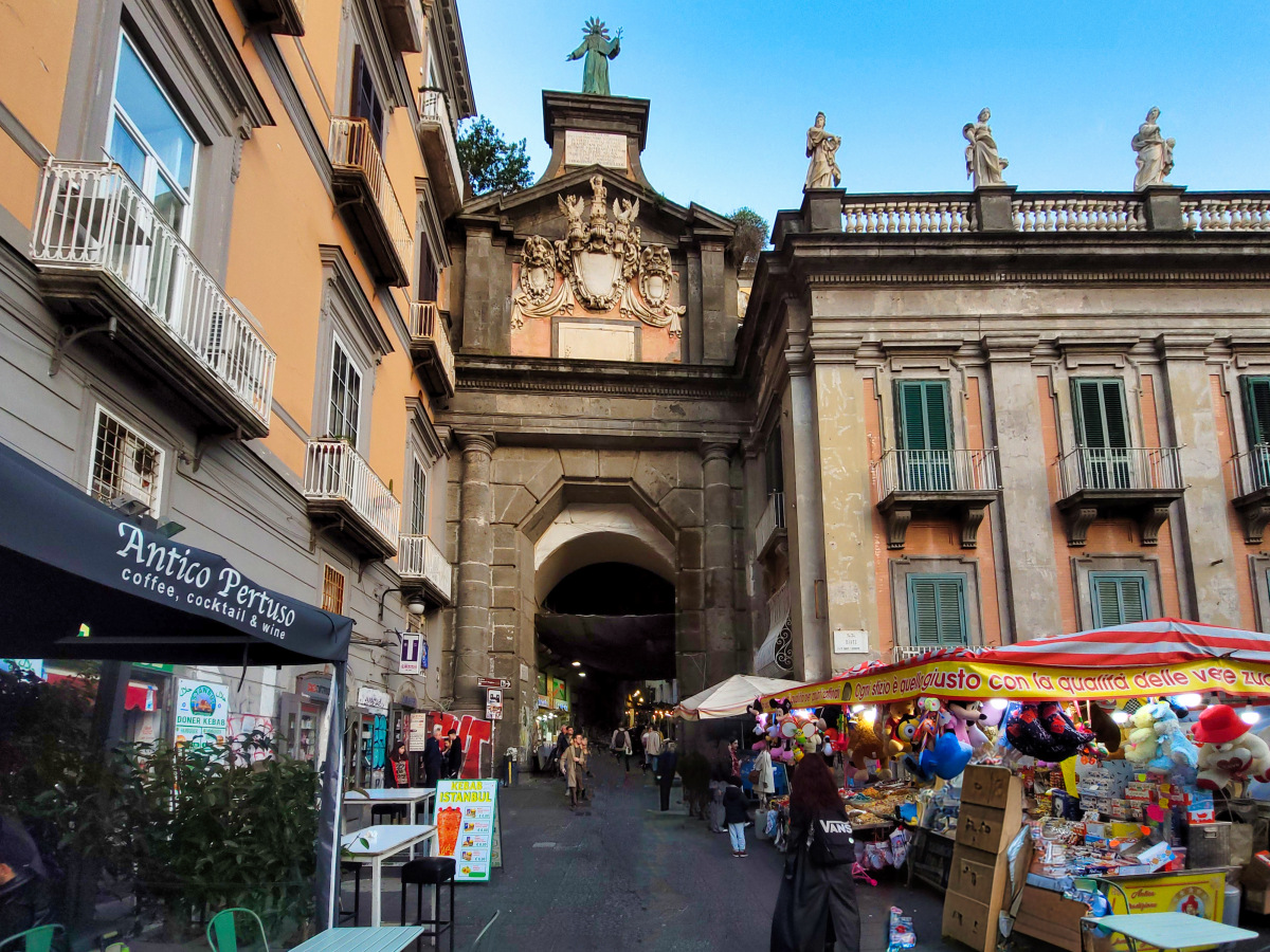 Die antiken Stadttore von Neapel: Zeugnisse einer jahrtausendealten Geschichte