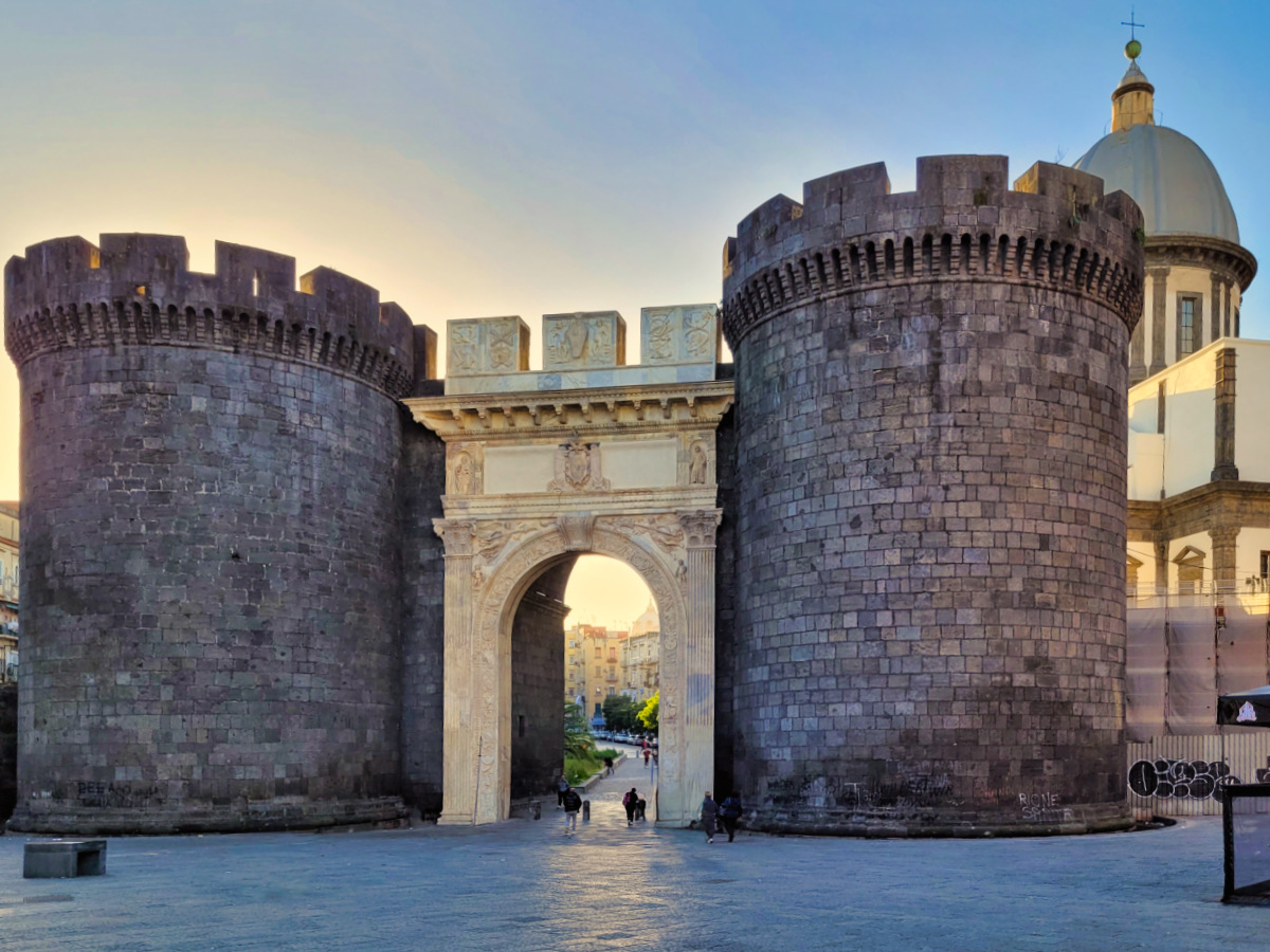 Porta Capuana (@ portanapoli.com)